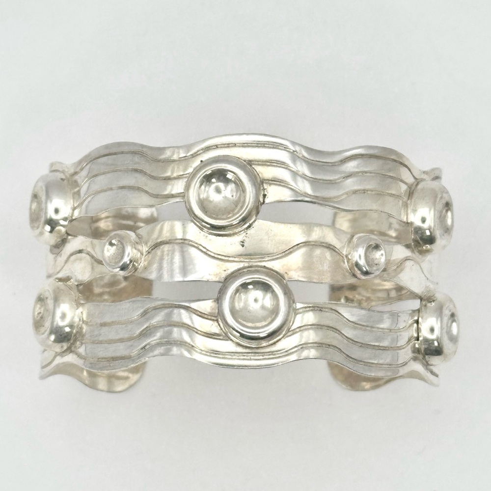 Silpada Retired B1166 Sterling Silver โ Wave Dotโ Cuff Bracelet